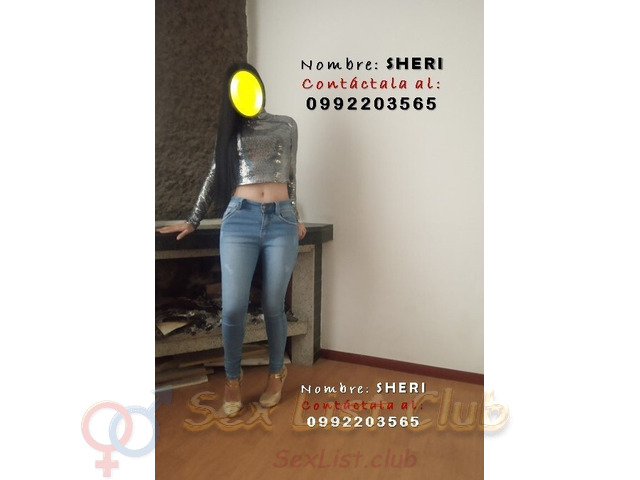 Chica delgada y sexy lista para ir a la cama de un caballero solvente